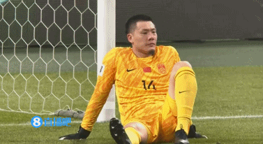 无能为力啊!58分钟0-4落后,王大雷丢球后久久瘫坐在地